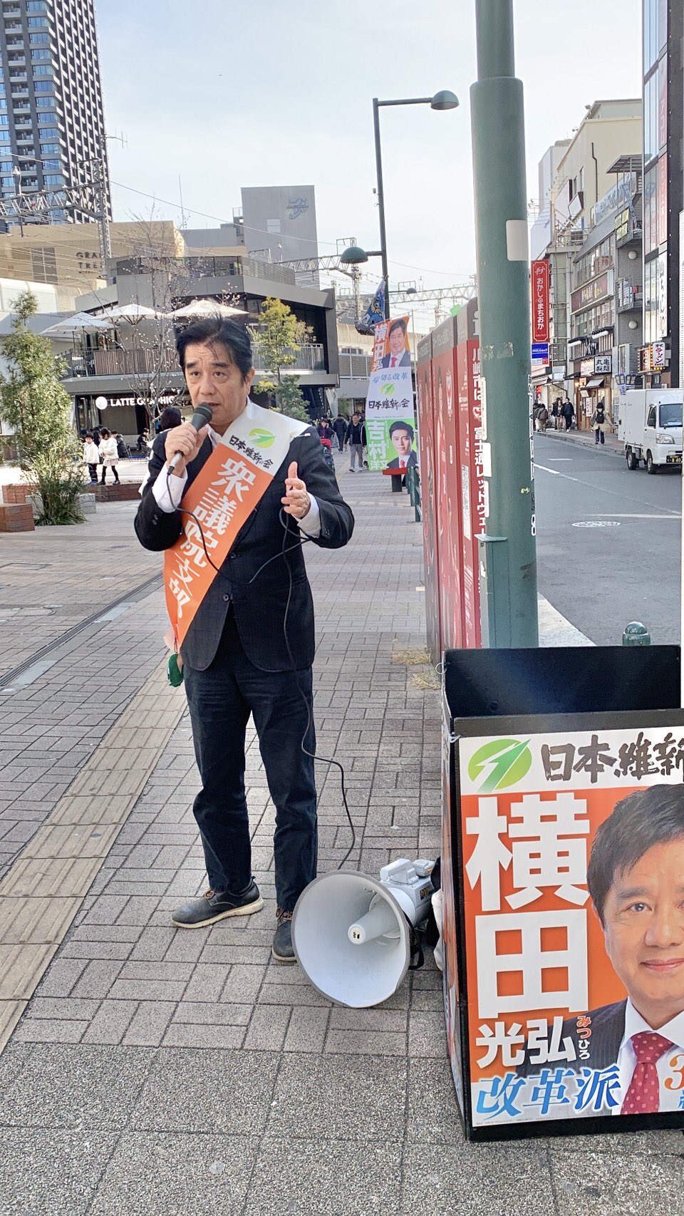 武蔵小杉駅前サードアベニュー側にて、日本維新の会、神奈川18区（中原区・高津区）の横田光弘がご挨拶
