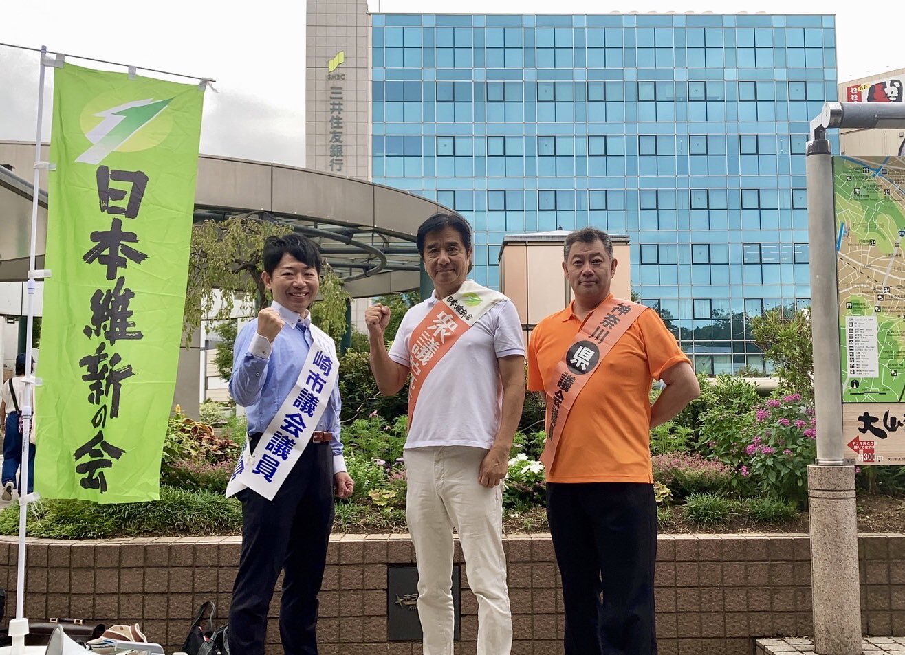 岩田英高 川崎市議、日浦和明 神奈川県議 と溝の口駅 デッキで統一行動日でした。